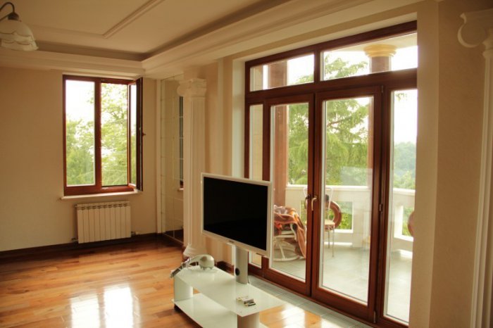 Які вибрати вікна для будинку з модрини або сосни