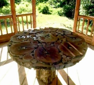 стіл з дерев'яних спилів