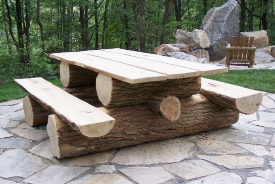 Дерев'яний стіл прямокутної форми