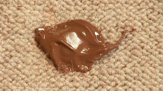 Шоколад на мебели можно смыть концентрированным раствором соли