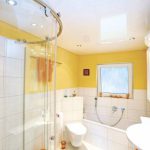 Переваги використання натяжної стелі в інтер'єрі ванної