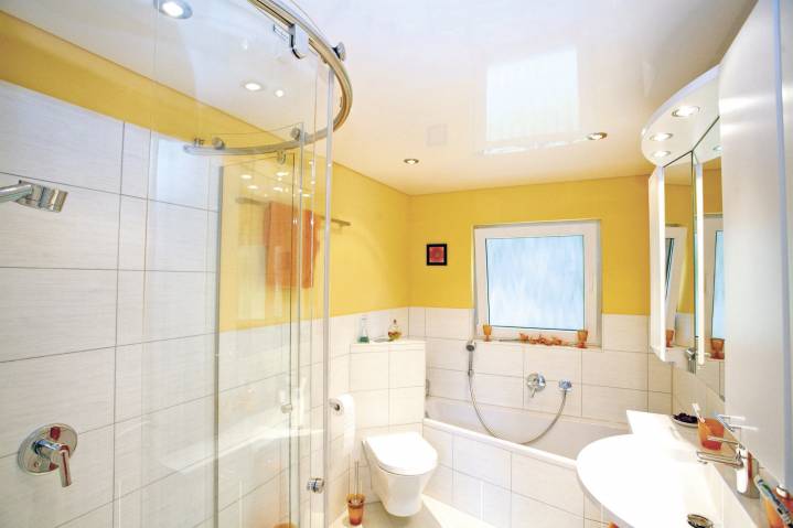 Переваги використання натяжної стелі в інтер'єрі ванної