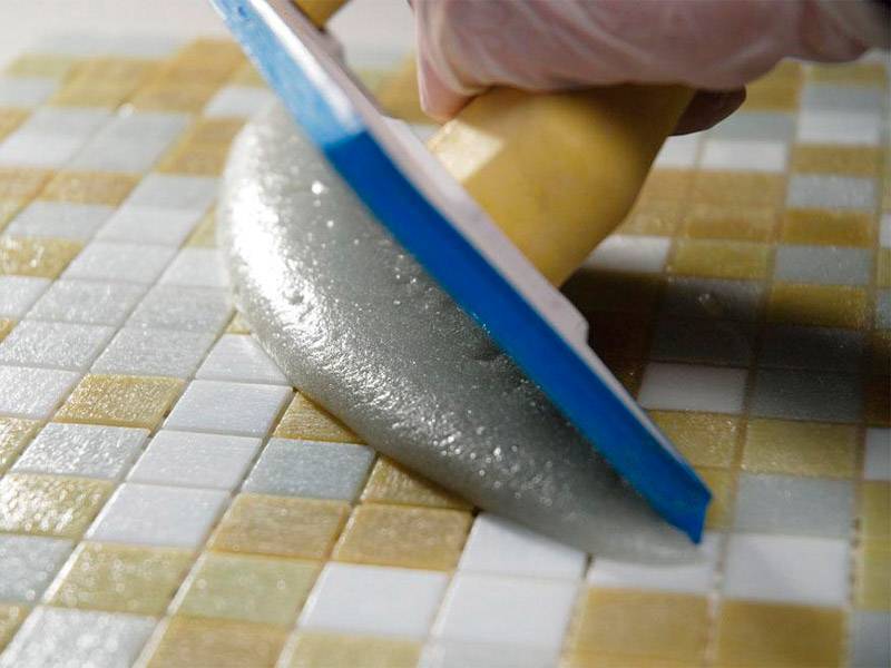 Укладка мозаичной плитки от подготовки основания до затирки швов
