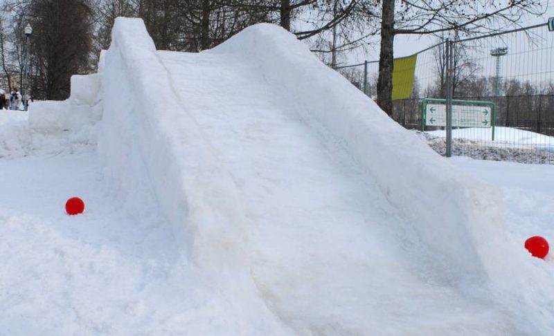 Як зробити зимову гірку зі снігу на дачній ділянці