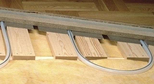 Як зробити теплу підлогу в дерев'яному будинку