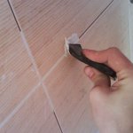Як затирати шви між керамічною плиткою