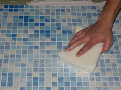 Як затирати шви між керамічною плиткою