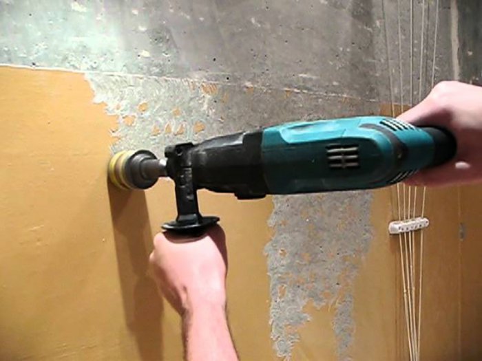 Як зняти стару фарбу зі стіни у ванній