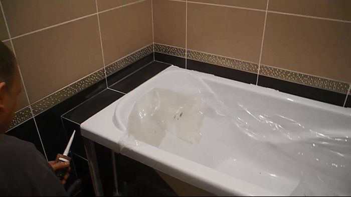 Чим закрити щілину між ванною і стіною