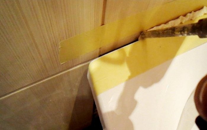 Як герметизувати стик між ванною і стіною