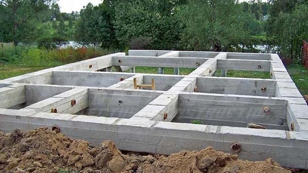 Фундамент для будинку з піноблоків – будівництво надійної основи