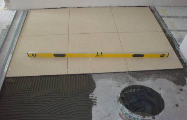 Як правильно класти плитку на підлогу – інструкція та поради