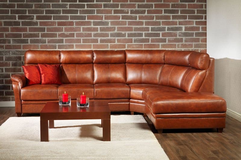 Кожаный диван: выгодные стороны такой покупки
