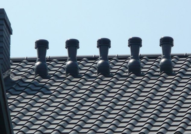 Як монтувати витяжку на дах через металочерепицю