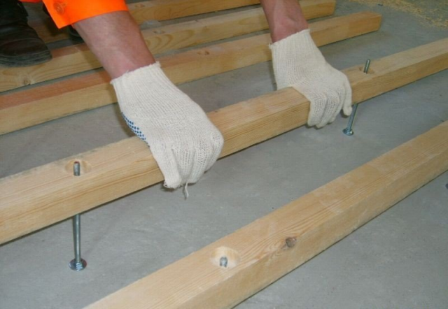 Кріплення лаг до бетонної підлоги: як покласти на нерівне підставу, вирівняти, що підкласти, установка без свердління, куточками