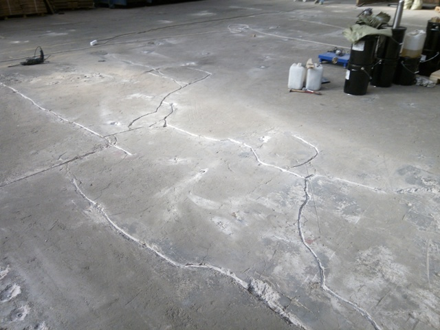 Обезпилювання бетонної підлоги: що робити, якщо пилить, як очистити, прибрати пил, чим покрити, залити, склади