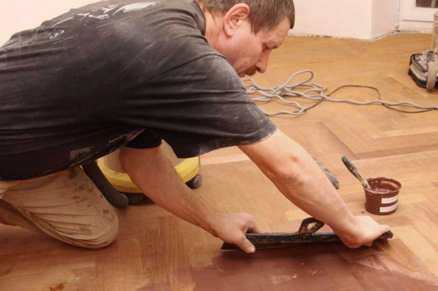 Чи можна класти ламінат на старий паркет: підготовка і укладання підлоги