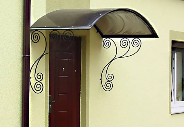Козирок над дверима: види, як зробити, зразки, розміри, фото