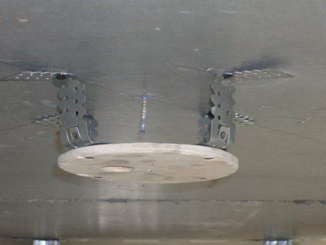 Вытяжка под натяжным потолком: в ванне, на кухне, как спрятать короб и трубу